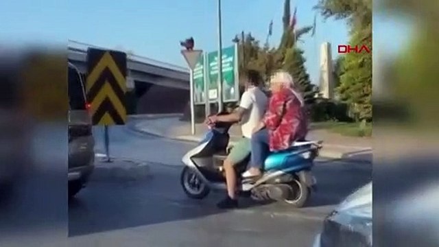 Un motocycliste a été vu en train de boire de l'alcool à un feu rouge à Antalya