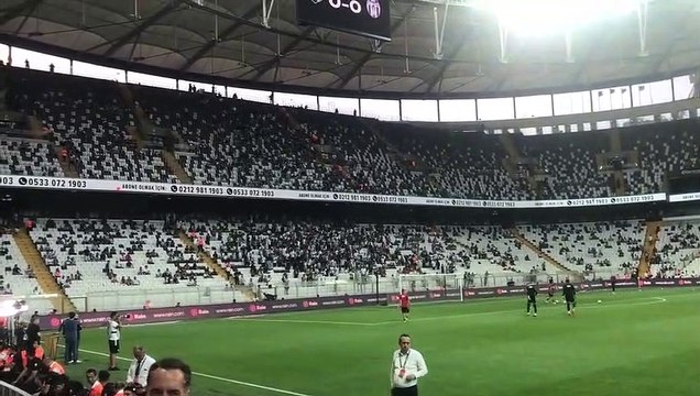 Maça gelmiş gibi değiller! Beşiktaş taraftarı, takımı unutup yönetimi hedef aldı