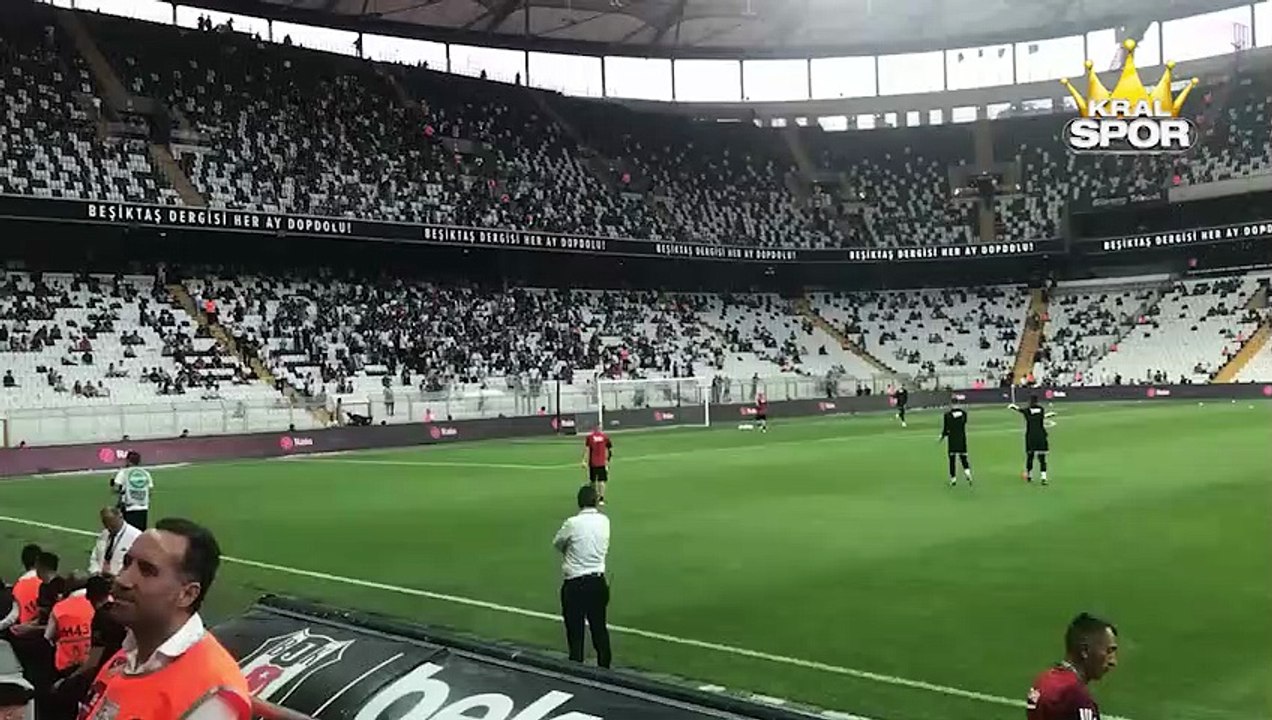 Beşiktaş tribünlerinden yönetim istifa sloganları