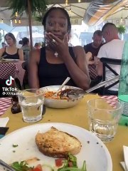 "É assim que começa uma pandemia". Mulher 'partilha' refeição com pássaro