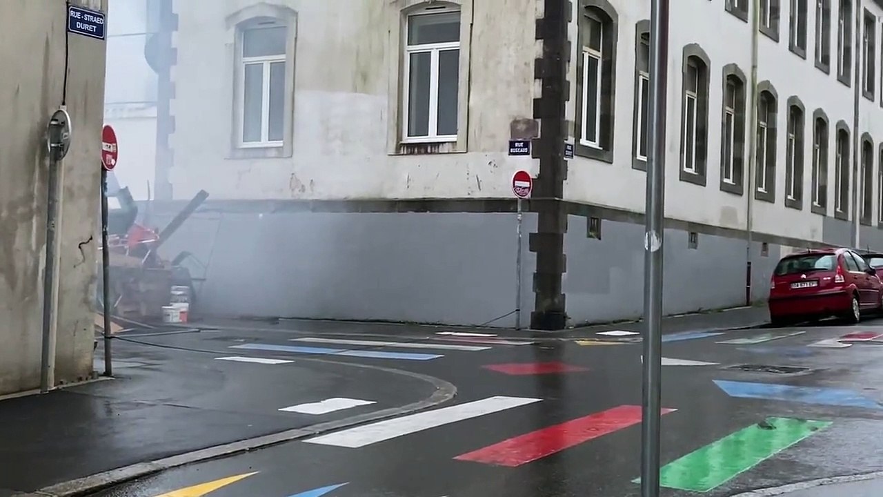 Les CRS se prennent une corde tendue par les ma...
