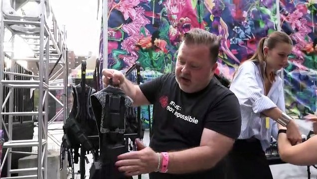 Chalecos vibradores 'traducen' la música para los sordos