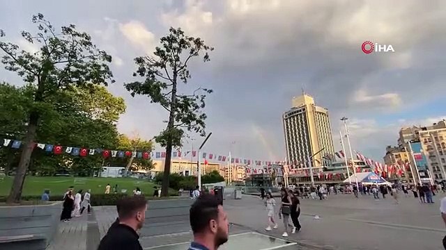 Fête arc-en-ciel après la pluie à Istanbul