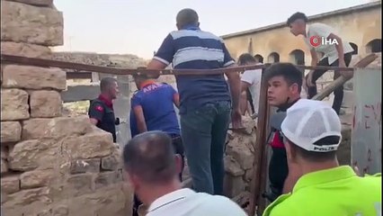 Kilis'te depremde ağır hasar alan bina çöktü: Enkazdan 3 kişi kurtarıldı