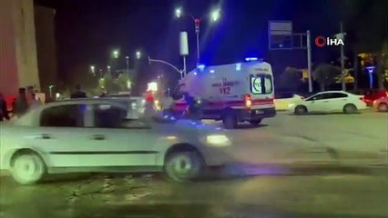 İki aracın arasına sıkışan otomobil diğer aracına üzerine çıktı: 2 yaralı