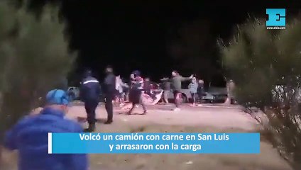 Volcó un camión con carne en San Luis y arrasaron con la carga