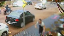 Câmera registra colisão entre dois carros e uma moto
