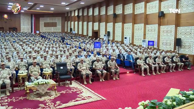 الفريق أول محمد زكى وزير الدفاع يلتقى عدداً من مقاتلى المنطقة الغربية العسكرية