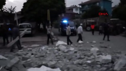 Le minaret de la mosquée du village a été détruit à la suite de la tempête à Kırıkkale