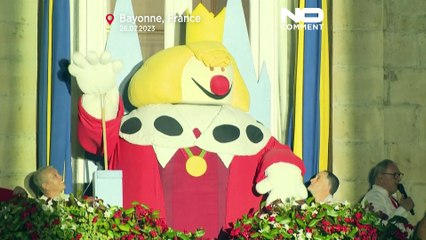 جشن و پایکوبی مردم سفید و سرخ‌پوش در فستیوال بایون فرانسه