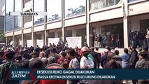Kesal Gegara Ekseskusi Ruko di HR Muhammad Surabaya Urung Dilakukan, Massa Bangun Pagar Tembok!