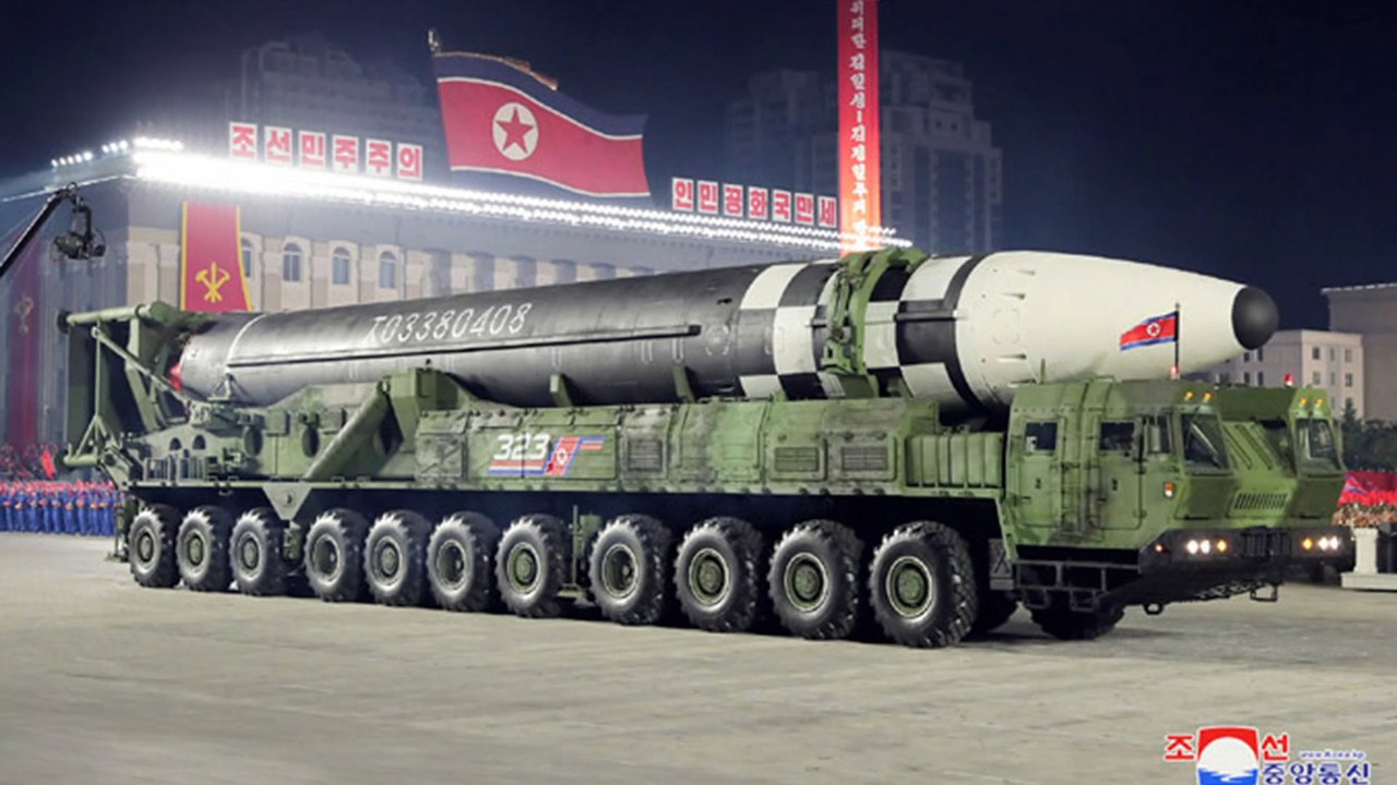 Nordkorea zeigt verbotene Raketen bei Militärparade