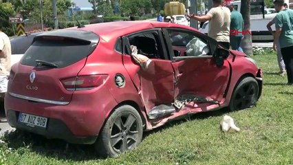 Antalya'da otomobil kazası: 1'i çocuk 3 kişi yaralandı