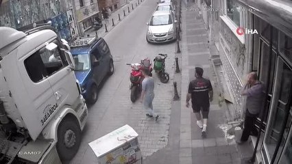 Kadıköy'de yol kavgası kamerada: Yumruklar havada uçuştu
