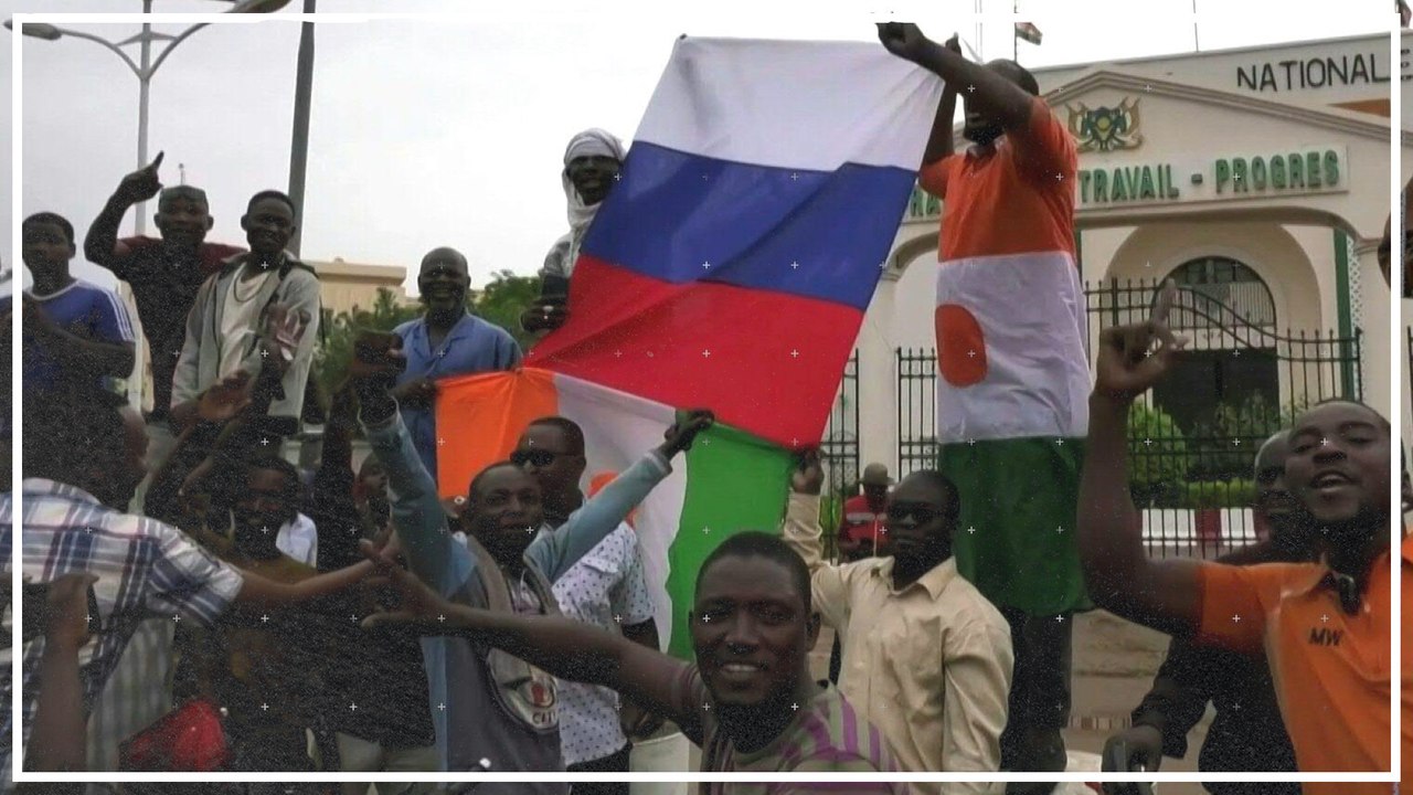 Warum Demonstranten in Niger russische Fahnen schwenken