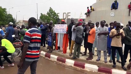 Nijer'de darbe destekçileri sokağa indi