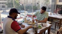 تعرّف على مطعم في الأردن يقدم خدمة غريبة لعشاق المنسف!