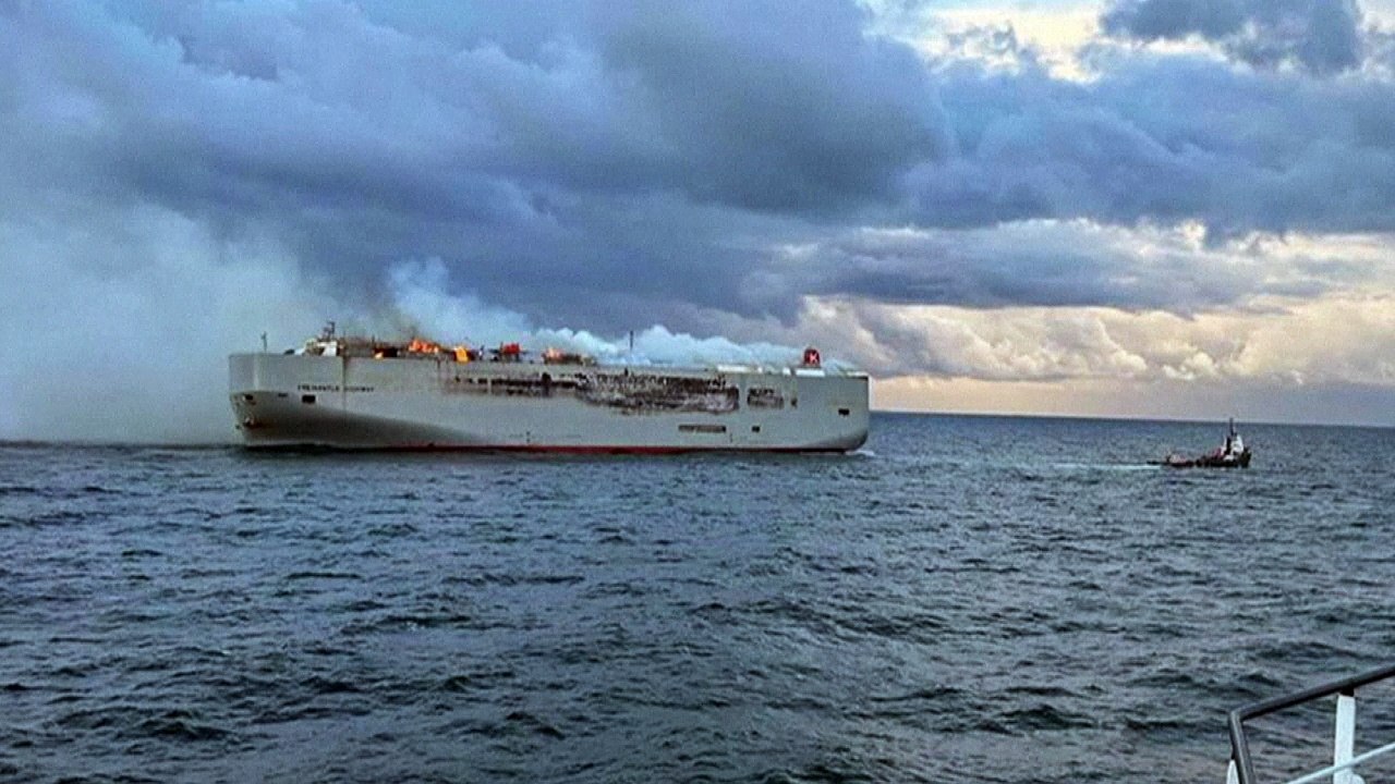 Brennender Autofrachter in der Nordsee: Feuer schwächt sich ab