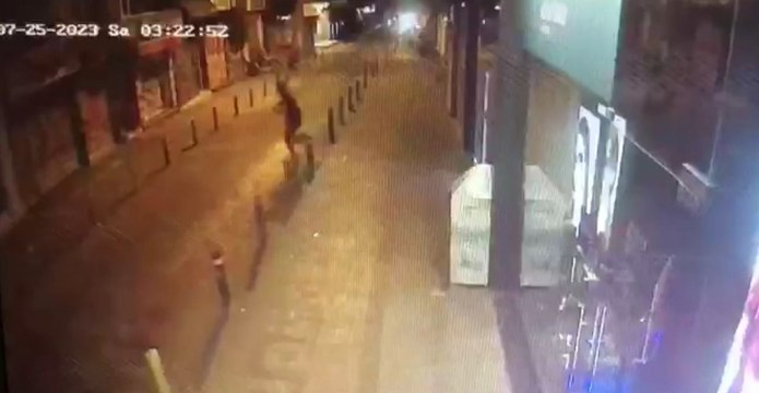 Tahliye talebini reddeden kiracısının kuaför dükkanını kurşunlattı