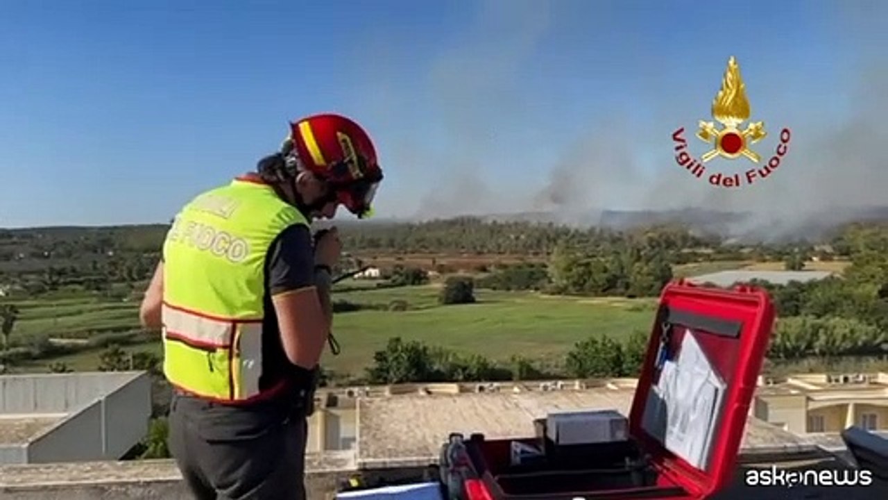 Incendi in Puglia, vigili del fuoco al lavoro nel Salento