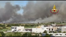 Incendi in Puglia, vigili del fuoco al lavoro nel Salento