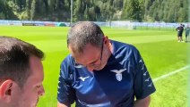 Lazio, Sarri e l'abbraccio dei tifosi: selfie e autografi
