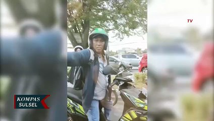 Pengantar Jenazah Dorong Kaca Spion Pengendara Lain