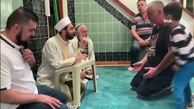 Depremzede imam Fransa'da 2 kişinin Müslüman olmasına vesile oldu