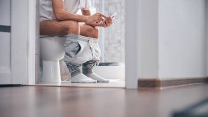 Mirar El Móvil En El Baño Puede Afectar A Tu Salud