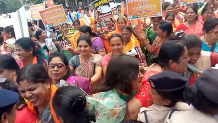 सुकमा रेप केस : भाजपा महिला मोर्चा ने किया मुख्यमंत्री आवास का घेराव