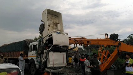 Ajab- gajab : सड़क पर खड़ा था लोडिंग वाहन, ट्रेलर टकराया तो ऊपर जा चढ़ा, सोशल मीडिया पर वायरल हो गया VIDEO