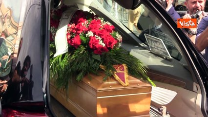 L'ultimo saluto ad Andrea Purgatori dopo i funerali alla Chiesa degli Artisti a Roma
