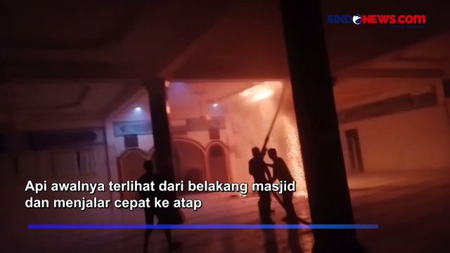 Masjid Miftahul Jannah di Lampung Terbakar, Petugas Pemadam Tertimpa Plafon