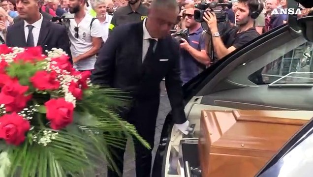 Purgatori, l'uscita del feretro dalla Chiesa degli Artisti al termine del funerale