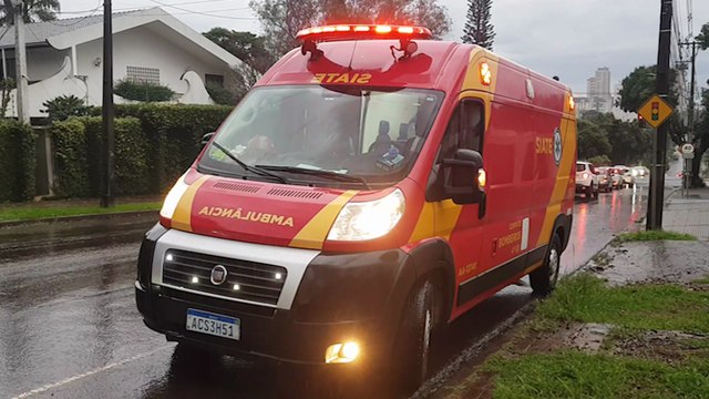 Motociclista tem fratura no tornozelo após colisão com carro no Centro
