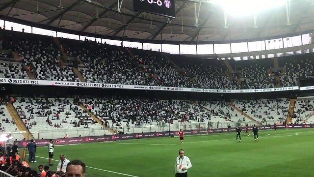 Maça gelmiş gibi değiller! Beşiktaş taraftarı, takımı unutup yönetimi hedef aldı
