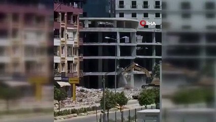 Deprem bölgesinde korku dolu anlar! Bina üstüne çöktü