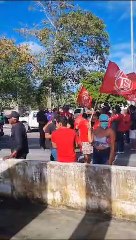 MTST faz ato contra feminicídio e bloqueia BR-104 em frente à Ufal