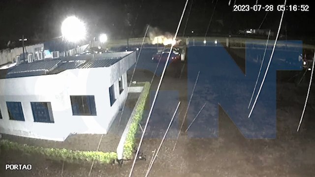 Impressionante: Câmeras mostram veículo capotando várias vezes na BR-277; Motorista foi ejetado