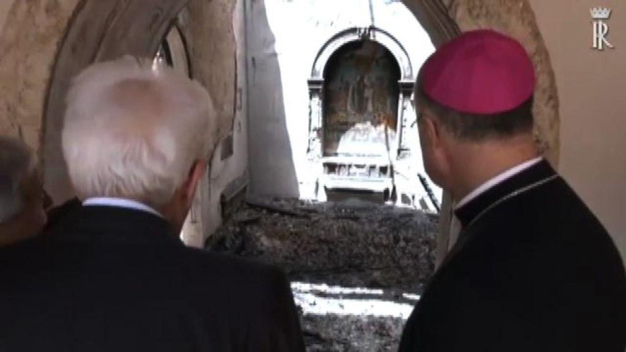 Mattarella a Palermo visita Santa Maria del Gesù incendiata