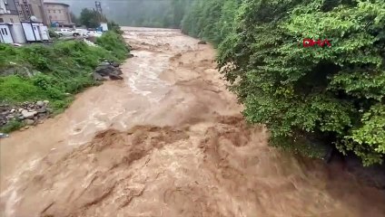Le niveau d'eau monte dans les ruisseaux à la suite de l'averse à Rize
