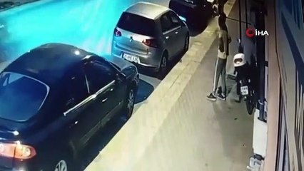 Çalıştıramadıkları motosikleti iterek çaldılar