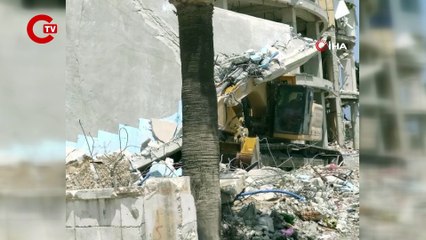 Yıkımı gerçekleştirilen bina iş makinesinin üzerine çöktü