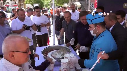 Aksaray Valiliği ve İl Özel İdaresi Vatandaşlara Aşure Dağıttı