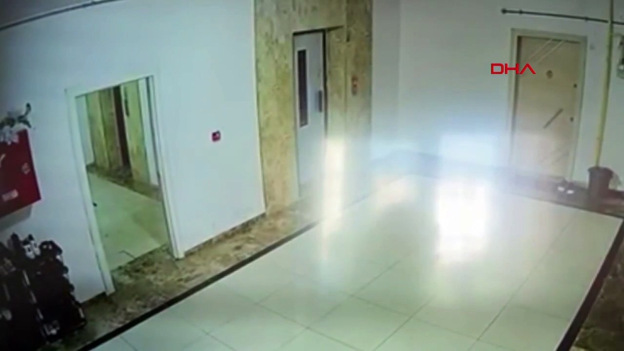Ağabeyini gözünü kırpmadan böyle öldürdü! Kan donduran cinayet anı kamerada
