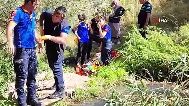 Patika yoldan geçmek istedi, 10 metreden düşüp ayağını kırınca ekipler seferber oldu