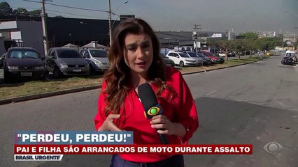 Pai e filha são arrancados de moto em assalto