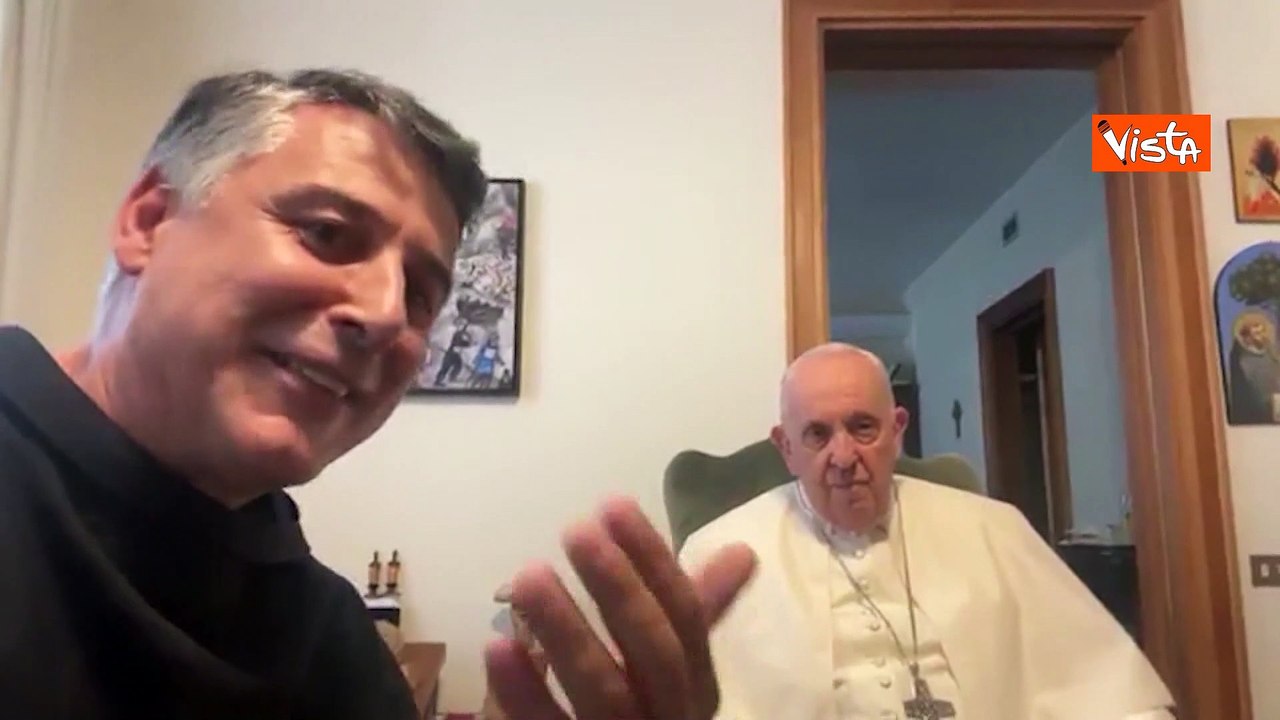 Il fuori onda di Papa Francesco in diretta Facebook con Padre Fortunato: "Quanti sono?"