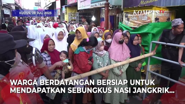 Warga Rela Rebutan Nasi Jangkrik di Masjid Menara Kudus