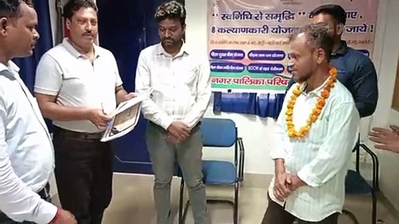 Street vendors honored for depositing installments on time